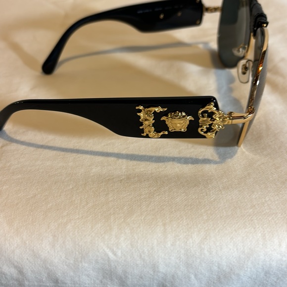 Versace Medusa Baroque Sunglasses - Picture 3 of 12